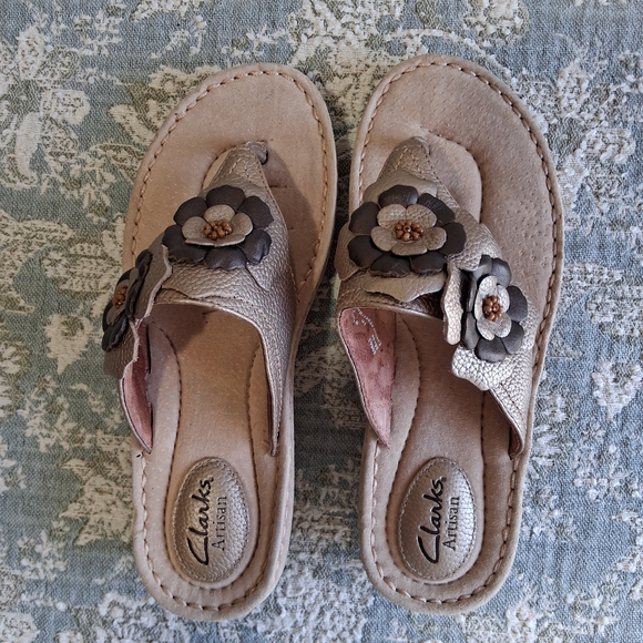 Clarks Artisan Floral Leather Wedge l Sandals Sz.8.5 Taupe Comfort Boho FP - Picture 7 of 17